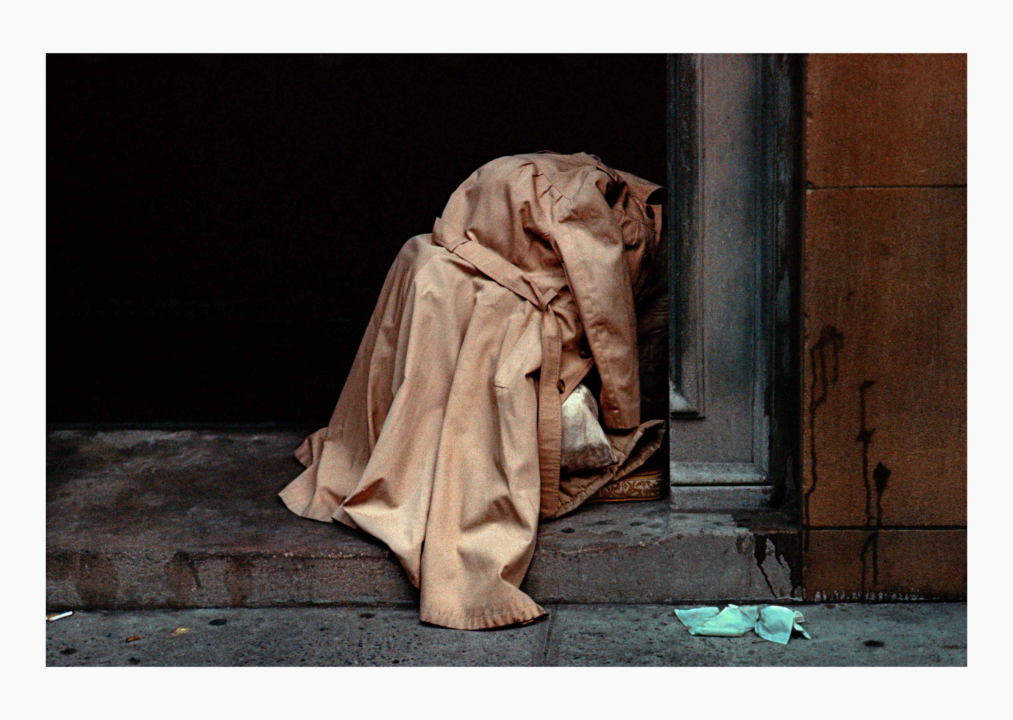 oeuvre New York, homeless person, under raincoat Frank Horvat