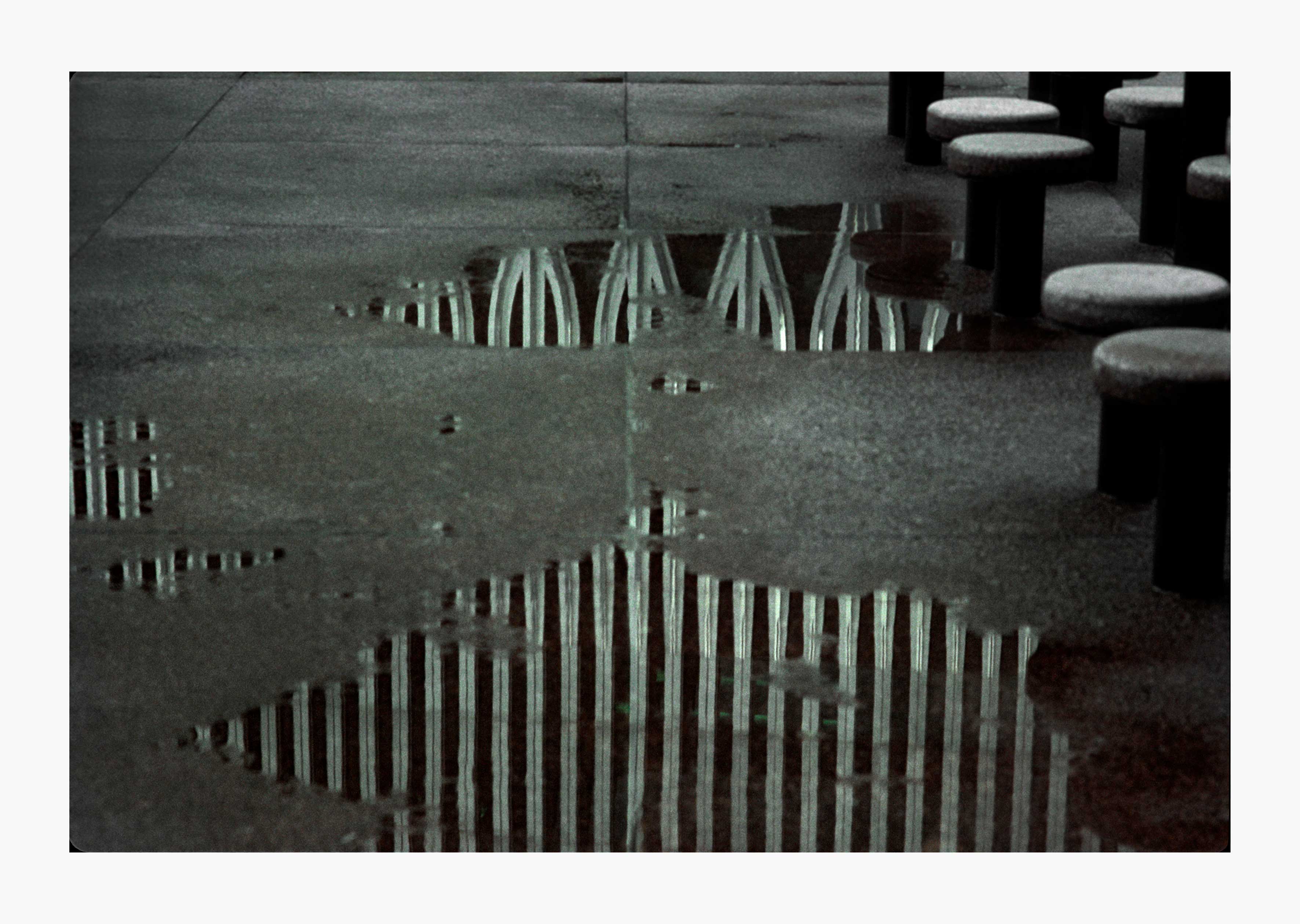 oeuvre New York, the World Trade Center in a puddle Frank Horvat